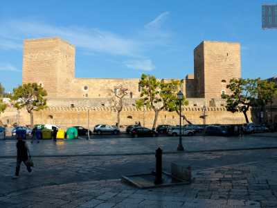 Accediamo alla fortezza da piazza Federico II di Svevia, situata di fronte ai famosi �arco basso� e �arco alto�